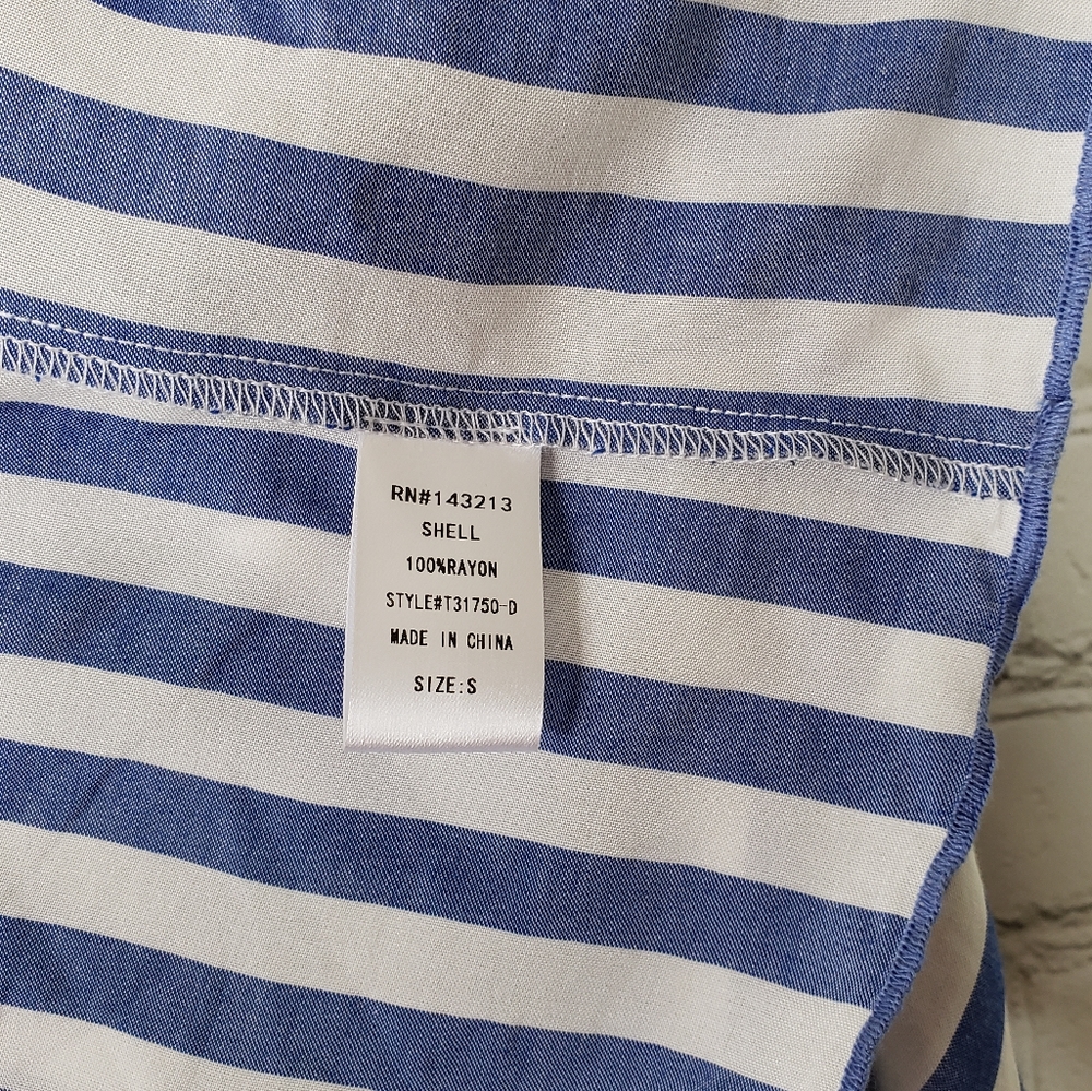 ๐3/$15 Vici Blue & white striped top with flutter sleeve - Picture 5 of 6
